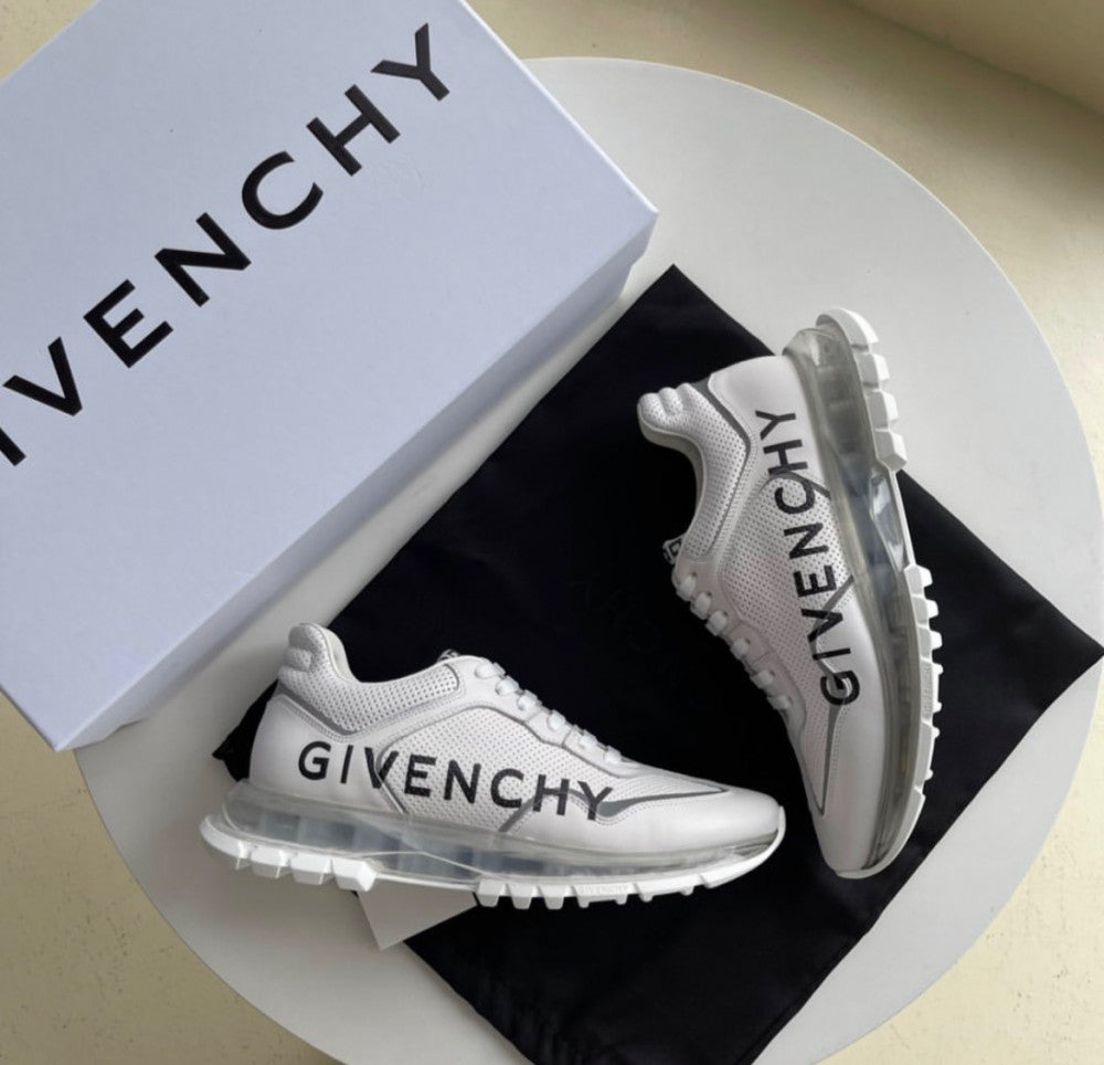  GIVENCHY